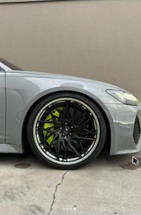 Roda forjada preta com pinça verde neon em Audi RS6