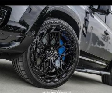 Roda forjada preta em Range Rover, pinça azul