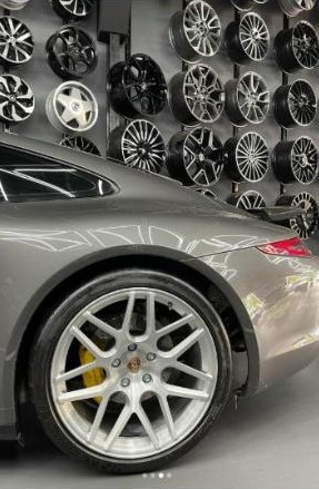 Roda forjada prata em Porsche 911, dentro da loja Spiido