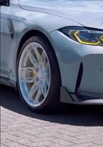 Roda forjada branca aplicada em BMW M4