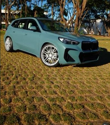 Roda esportiva prata aplicada em SUV BMW